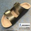 香港足脊檢查中心提供由專業足科矯形師套取腳模、貼合腳形、按穿著者足部情況、技術與人手手工結合而成的黑色皮面訂製涼鞋