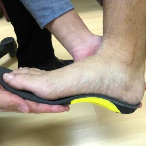 足科矯形師為顧客試訂造矯形鞋墊，如有修改可即時處理