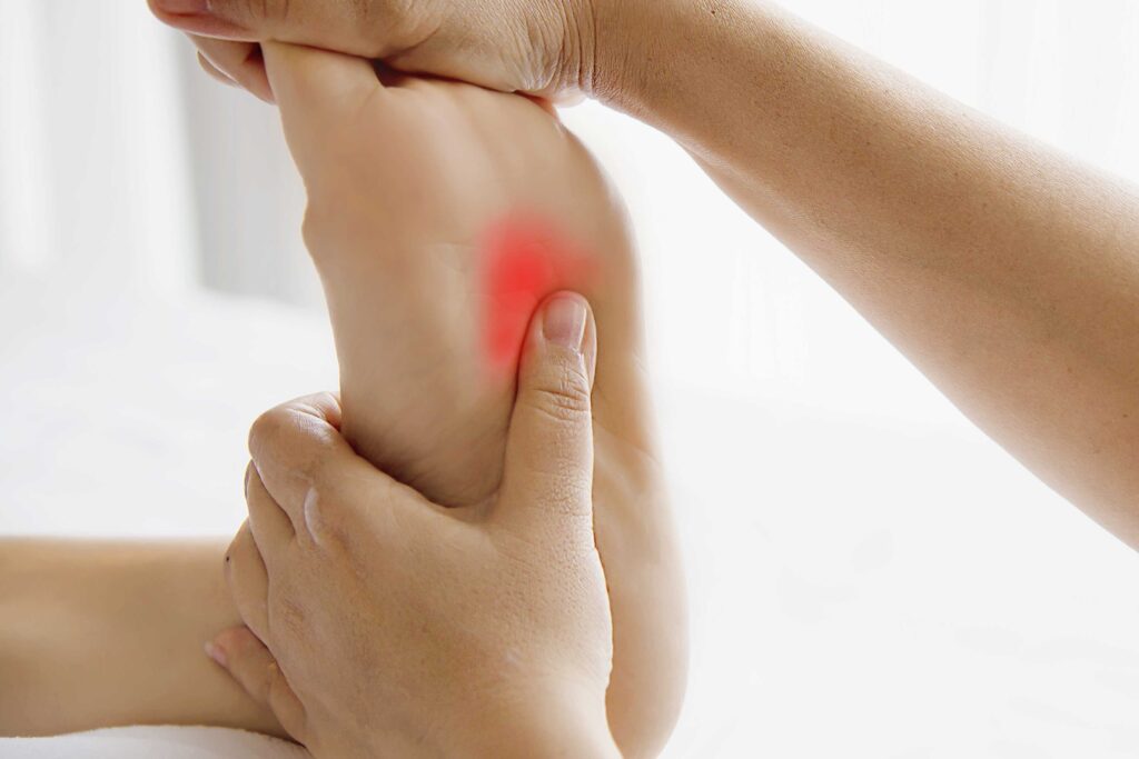 矯形師為患者進行足部力學檢查中的肌力測試而患者蹠骨為痛點