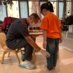 足科矯形師入學校為幼稚園學生進行足部檢查活動檢查他們的腳部形態如扁平足及足部健康