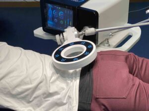 香港足脊檢查中心提供衝擊波、電磁波、手法伸展及按摩治療，由復康師負責