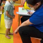 香港足脊檢查中心的脊醫為宣道會秀茂坪陳李詠貞幼稚園之學生進行足部檢查活動_檢查小童有否扁平足等足部發展問題