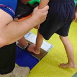 香港足脊檢查中心的脊醫為宣道會秀茂坪陳李詠貞幼稚園之學生進行足部檢查活動_檢查小童有否扁平足等足部發展問題