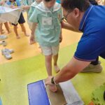 香港足脊檢查中心的脊醫為宣道會秀茂坪陳李詠貞幼稚園之學生進行足部檢查活動_檢查小童有否扁平足等足部發展問題