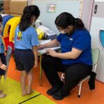 香港足脊檢查中心的脊醫為宣道會秀茂坪陳李詠貞幼稚園之學生進行足部檢查活動_檢查小童有否扁平足等足部發展問題