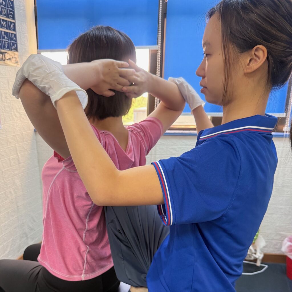 香港足脊檢查中心提供伸展及運動治療, 包括手法伸展、衝擊波、電磁波、筋膜刀、運動指導等。