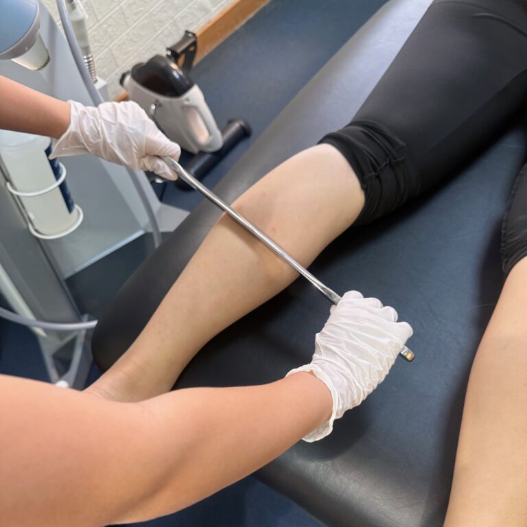 香港足脊檢查中心提供伸展及運動治療, 包括手法伸展、衝擊波、電磁波、筋膜刀、運動指導等。