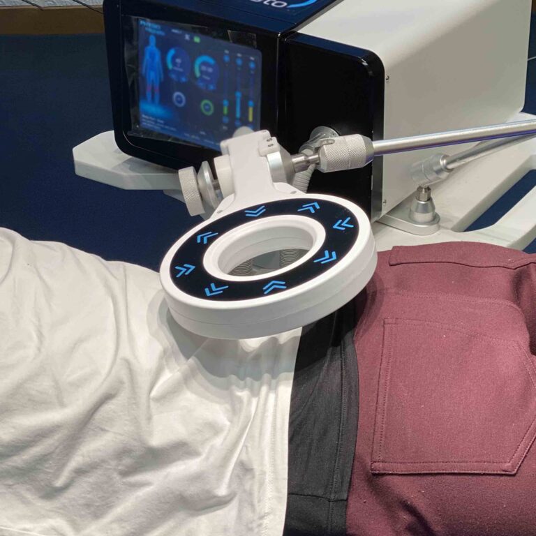 香港足脊檢查中心提供伸展及運動治療, 包括手法伸展、衝擊波、電磁波、筋膜刀、運動指導等。