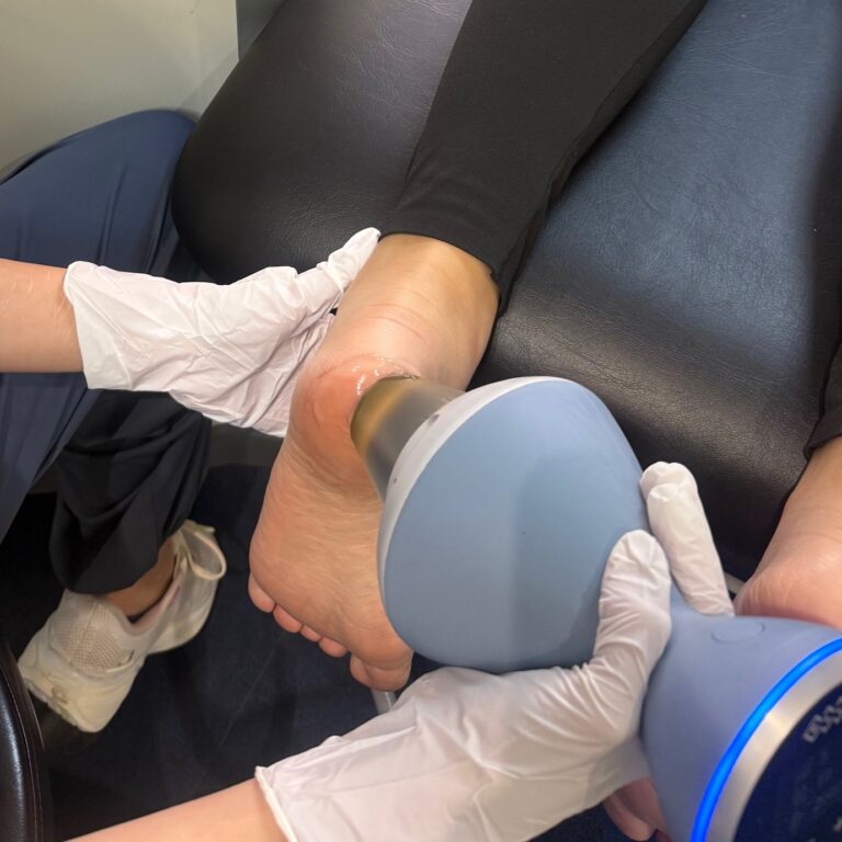 香港足脊檢查中心提供伸展及運動治療, 包括手法伸展、衝擊波、電磁波、筋膜刀、運動指導等。