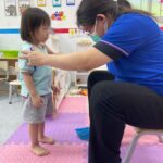 香港足脊檢查中心的脊醫為新加坡卓薈國際幼稚園之學生進行足部檢查活動_檢查小童有否扁平足等足部發展問題