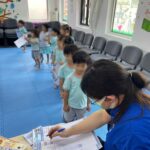 香港足脊檢查中心的脊醫為新加坡卓薈國際幼稚園之學生進行足部檢查活動_檢查小童有否扁平足等足部發展問題