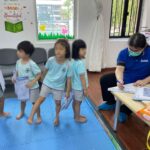 香港足脊檢查中心的脊醫為新加坡卓薈國際幼稚園之學生進行足部檢查活動_檢查小童有否扁平足等足部發展問題