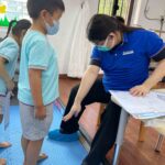 香港足脊檢查中心的脊醫為新加坡卓薈國際幼稚園之學生進行足部檢查活動_檢查小童有否扁平足等足部發展問題