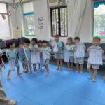 香港足脊檢查中心的脊醫為新加坡卓薈國際幼稚園之學生進行足部檢查活動_檢查小童有否扁平足等足部發展問題