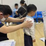 香港足脊檢查中心的脊醫為港青基信幼稚園之學生進行足部檢查活動_檢查小童有否扁平足等足部發展問題