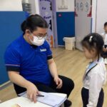 香港足脊檢查中心的脊醫為港青基信幼稚園之學生進行足部檢查活動_檢查小童有否扁平足等足部發展問題