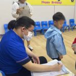 香港足脊檢查中心的脊醫為港青基信幼稚園之學生進行足部檢查活動_檢查小童有否扁平足等足部發展問題
