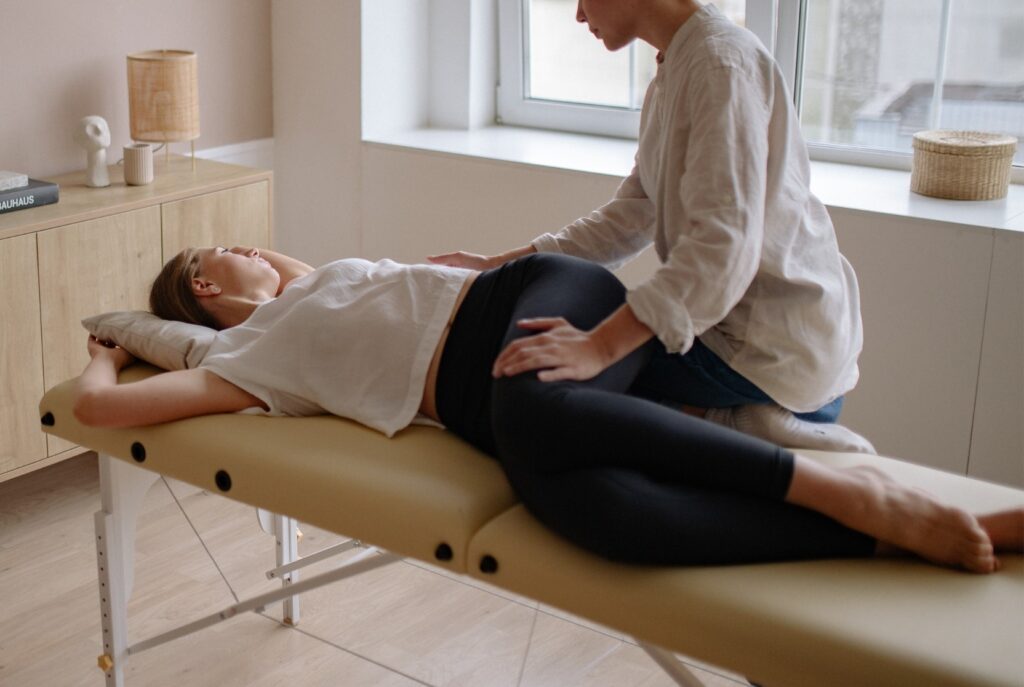 香港足脊檢查中心提供運動及伸展治療服務，包括衝擊波、電磁波、筋膜刀等，什至運動伸展指導